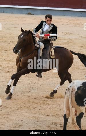 Der Rejoneador Iván Magro bekämpft den Stier während einer Corrida de Rejones in der Stierkampfarena Las Ventas in Madrid. Madrid Spanien. 20.08.2023, Stockfoto