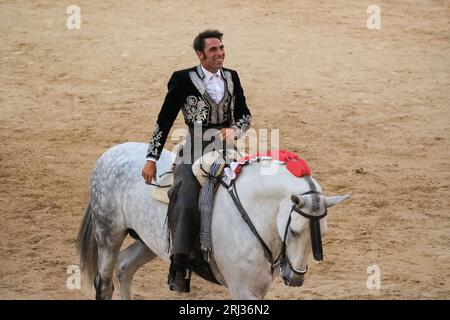 Der Rejoneador Iván Magro bekämpft den Stier während einer Corrida de Rejones in der Stierkampfarena Las Ventas in Madrid. Madrid Spanien. 20.08.2023, Stockfoto