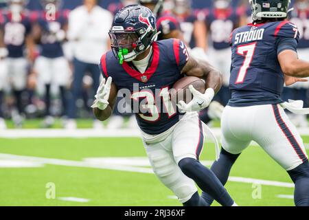 19. August 2023: Houston Texans Running Back Dameon Pierce (31) trägt den Ball während eines Vorbereitungsspiels zwischen den Miami Dolphins und den Houston Texans in Houston, TX. Trask Smith/CSM Stockfoto