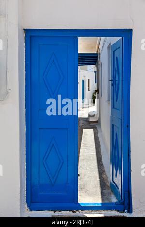 Traditionelle, blaue Holztür eines typischen Hauses auf den Kykladen, halb offen zur Terrasse des Hauses, auf der Insel Koufonisi, Kykladen, Griechenland, Europa Stockfoto