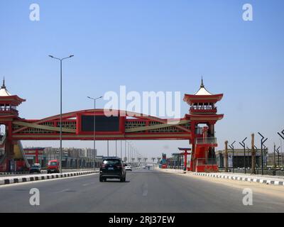 Kairo, Ägypten, Juli 29 2023: Shinzo Abe-Achs-Autobahn in Ägypten mit Fußgängerbrücke im traditionellen japanischen Architekturstil, der Stockfoto