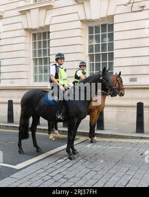 London, Großbritannien - 29. Juli 2023; zwei Polizisten zu Pferd in der City of Westminster auf der Straße Stockfoto