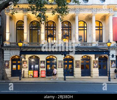 London, Großbritannien - 28. Juli 2023; Lichter beleuchten das Garrick Theatre in London am Abend Stockfoto