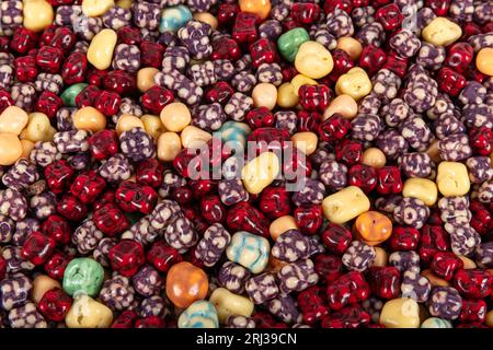 Milchschokoladenbonbons in der Schale mit Gelee-Zuckergummi und Lakritzallsorten und Fruchtsherbet-Bonbons. Mit Marshmallows und Erdbeerbonbons. Stockfoto