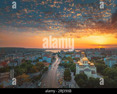 Varna Stadt bei Sonnenuntergang, Bulgarien und die Kathedrale der Himmelfahrt. Tourismus und Reiseziel am bulgarischen Meer, Blick auf die Landschaft aus der Luft Stockfoto