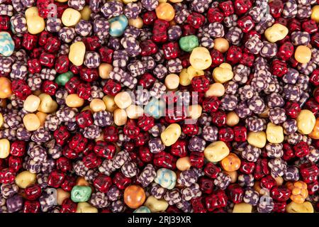 Milchschokoladenbonbons in der Schale mit Gelee-Zuckergummi und Lakritzallsorten und Fruchtsherbet-Bonbons. Mit Marshmallows und Erdbeerbonbons. Stockfoto