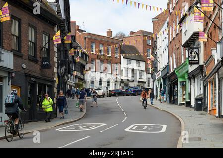 Shrewsbury, Großbritannien - 19. Juli 2023; Street Scene of Wyle Cop Hill in Downtown Shrewsbury, Großbritannien Stockfoto