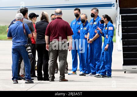 Mitglieder der nächsten NASA-SpaceX-Crew, die zur Internationalen Raumstation fliegen (in blauen Fluganzügen), werden vom KSC Management empfangen, nachdem sie am Sonntag, den 20. August 2023, im Kennedy Space Center in Florida ankommen. Foto von Joe Marino/UPI Credit: UPI/Alamy Live News Stockfoto