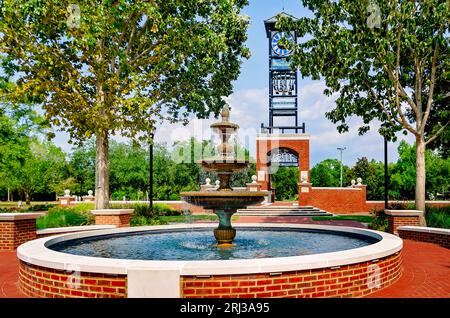 Foley Centennial Plaza im Heritage Park ist vom John B. Foley Park, 19. August 2023, in Foley, Alabama, abgebildet. Stockfoto