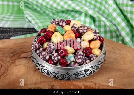 Milchschokoladenbonbons in der Schale mit Gelee-Zuckergummi und Lakritzallsorten und Fruchtsherbet-Bonbons. Mit Marshmallows und Erdbeerbonbons. Stockfoto