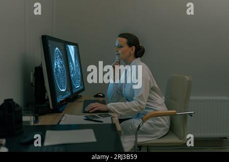 Neurowissenschaftlerin bei der Analyse von MRT-Bildern im Gehirn im Krankenhaus Stockfoto