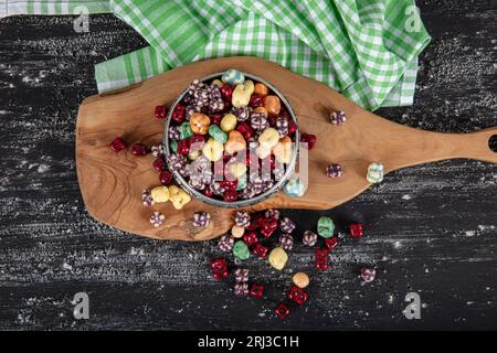 Milchschokoladenbonbons in der Schale mit Gelee-Zuckergummi und Lakritzallsorten und Fruchtsherbet-Bonbons. Mit Marshmallows und Erdbeerbonbons. Stockfoto