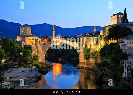 Panorama über die Alte Brücke - Stari Most (1567) und die Altstadt von Mostar, Bosnien und Herzegowina Stockfoto