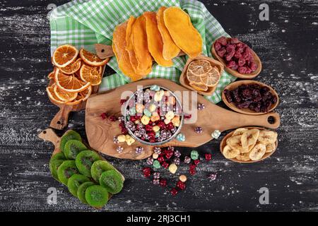 Milchschokoladenbonbons in der Schale mit Gelee-Zuckergummi und Lakritzallsorten und Fruchtsherbet-Bonbons. Mit Marshmallows und Erdbeerbonbons. Stockfoto