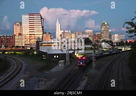 Die abendliche Skyline von Raleigh, North Carolina, von der Boylan Street Bridge. Stockfoto