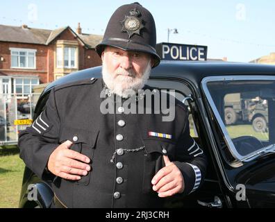 Ein Polizeibeamter und sein Oldtimer, auf dem Lytham 1940's Wartime Festival, Lytham St Annes, Lancashire, Großbritannien, Europa Stockfoto
