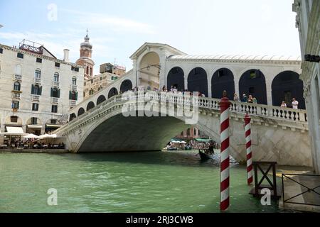 Ein atemberaubender Blick auf die Rialto-Brücke über den Canal Grande in Venedig, Italien Stockfoto