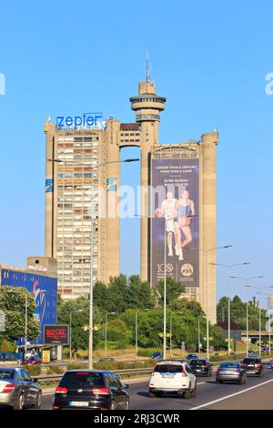 Das Western City Gate (1977), auch Genex Tower genannt, von dem serbischen Architekten Mihajlo Mitrovic im brutalistischen Stil, in Belgrad, Serbien Stockfoto