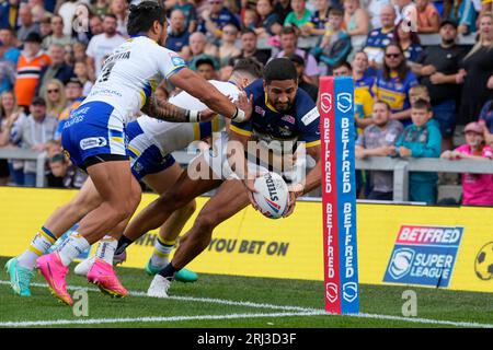 Pete Mata’utia #3 von Warrington Wolves und Josh Thewlis #2 von Warrington Wolves bringen Nene Macdonald #4 von Leeds Rhinos nahe der Try Line während des Spiels der Betfred Super League Round 22 von Leeds Rhinos gegen Warrington Wolves im Headingley Stadium, Leeds, Vereinigtes Königreich, 20. August 2023 (Foto von Steve Flynn/News Images) Stockfoto