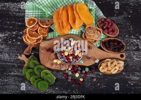 Milchschokoladenbonbons in der Schale mit Gelee-Zuckergummi und Lakritzallsorten und Fruchtsherbet-Bonbons. Mit Marshmallows und Erdbeerbonbons. Stockfoto