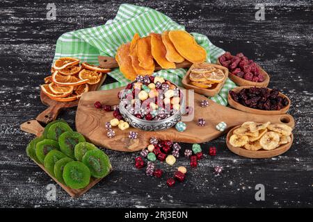 Milchschokoladenbonbons in der Schale mit Gelee-Zuckergummi und Lakritzallsorten und Fruchtsherbet-Bonbons. Mit Marshmallows und Erdbeerbonbons. Stockfoto