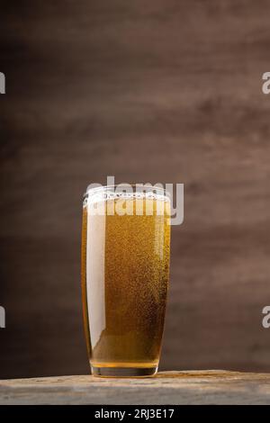 Ein Glas Bier auf einem Holztisch in einer Kneipe Stockfoto