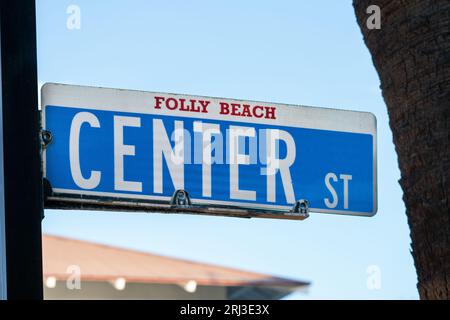 Ein lebhaftes Straßenschild, das zur Center Street in der idyllischen Strandstadt Folly Beach, South Carolina, USA, zeigt Stockfoto