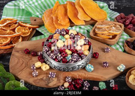 Milchschokoladenbonbons in der Schale mit Gelee-Zuckergummi und Lakritzallsorten und Fruchtsherbet-Bonbons. Mit Marshmallows und Erdbeerbonbons. Stockfoto