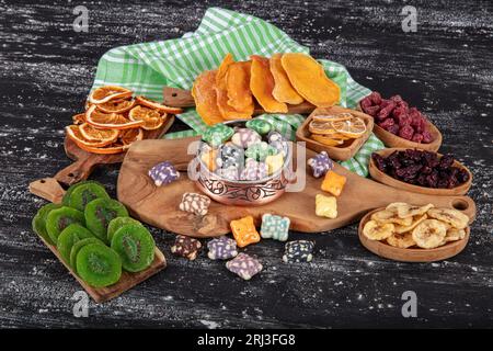 Milchschokoladenbonbons in der Schale mit Gelee-Zuckergummi und Lakritzallsorten und Fruchtsherbet-Bonbons. Mit Marshmallows und Erdbeerbonbons. Stockfoto