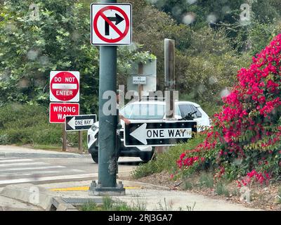 Montecito, Kalifornien, USA, 20. August 2023. Betreten Sie nicht die Straßenschilder „Falschway“ und „One Way Highway“, und ein Mann, der sich ein Schild am Eingang zum Highway 101 S schnappt, wie von einer verregneten, verspritzten Windschutzscheibe aus gesehen. Es fängt an, an der kalifornischen Küste von Santa Barbara zu regnen, kurz nach einem Erdbeben in der Nähe des Ventura County. Es wird mit großen Überflutungen und Stillständen der Straßen gerechnet, da Hurrikan Hillary im Süden Kaliforniens einschlägt und einige Autobahnen bereits im Los Angeles County zu fluten beginnen. (Bild: © Amy Katz/ZUMA Press Wire) NUR REDAKTIONELLE VERWENDUNG! Nicht für kommerzielle ZWECKE! Stockfoto