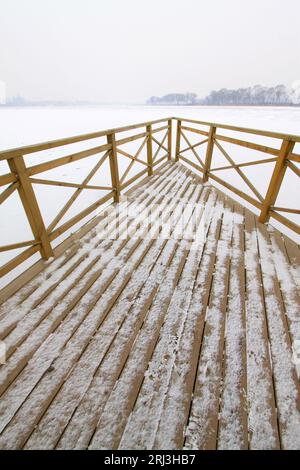 pavillon und Brückengeländer in einem Park, nach dem Schnee, nordchina Stockfoto