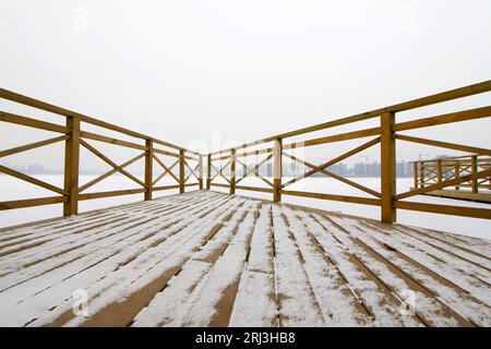 pavillon und Brückengeländer in einem Park, nach dem Schnee, nordchina Stockfoto