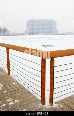 pavillon und Brückengeländer in einem Park, nach dem Schnee, nordchina Stockfoto