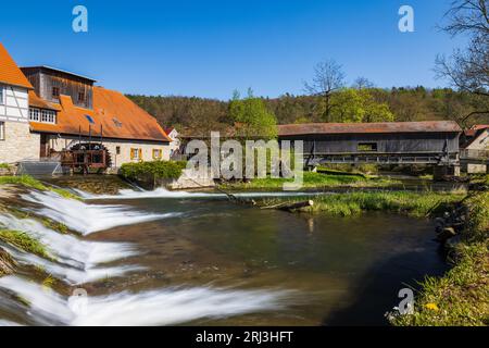 Holzbrücke mit Wassermühle in Buchfart in Thüringen Stockfoto