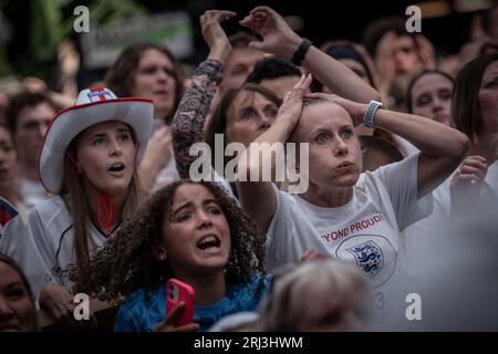 London, Großbritannien. August 2023. FIFA Frauen-WM-Finale: England gegen Spanien. Enttäuschung von Fans im BOXPARK Croydon in Vollzeit, als die Löwinnen eine qualvolle Niederlage gegen Spanien 1-0 erleiden. Guy Corbishley/Alamy Live News Stockfoto