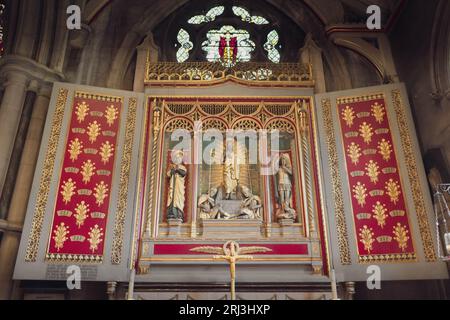 Dieses Bild zeigt einen religiösen Altar in einer kirchlichen Umgebung Stockfoto