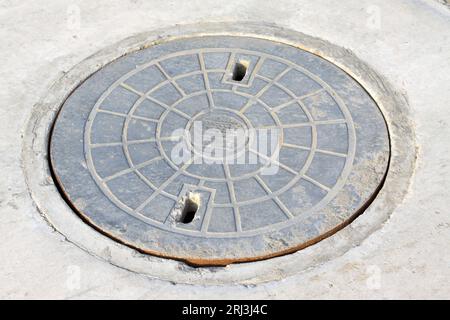 Metallschachtabdeckung in der Straße in China Stockfoto