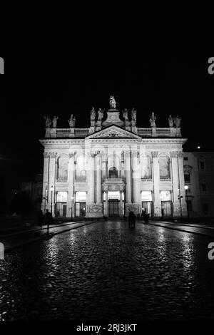 Eine kunstvolle Schwarz-weiß-Fotografie der eindrucksvollen barocken Archbasilika des Hl. Johannes Lateran in Rom, Italien Stockfoto