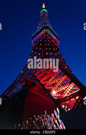 Ein niedriger Winkel des Tokioter Fernsehturms, der nachts in Japan beleuchtet wird Stockfoto