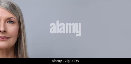 Porträt einer schönen Reifen Frau auf hellgrauem Hintergrund. Bannerdesign mit Platz für Text Stockfoto