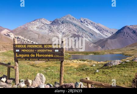 Laguna de Horcones oder Horcones Lagoon Tischschild, Mount Aconcagua Provinical Park. Landschaftlich Reizvolle Landschaft Der Argentinischen Anden, Blaue Skyline Stockfoto