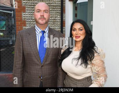 Schauspielerin Jeanine Nerissa Sothcott vor dem romantischen Mittagessen in den Lanes in Brighton Stockfoto