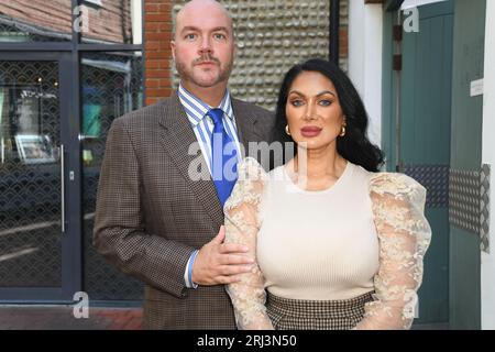 Schauspielerin Jeanine Nerissa Sothcott vor dem romantischen Mittagessen in den Lanes in Brighton Stockfoto