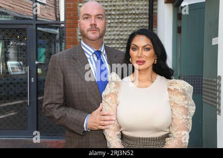 Schauspielerin Jeanine Nerissa Sothcott vor dem romantischen Mittagessen in den Lanes in Brighton Stockfoto
