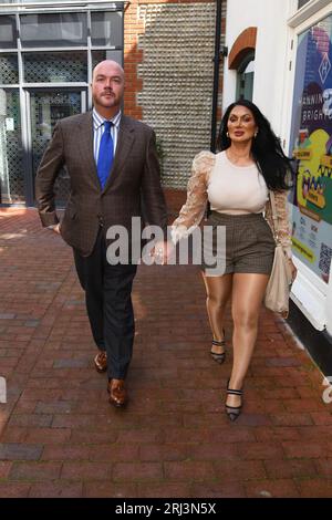 Schauspielerin Jeanine Nerissa Sothcott vor dem romantischen Mittagessen in den Lanes in Brighton Stockfoto