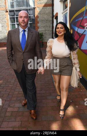 Schauspielerin Jeanine Nerissa Sothcott vor dem romantischen Mittagessen in den Lanes in Brighton Stockfoto