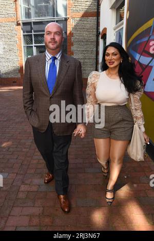 Schauspielerin Jeanine Nerissa Sothcott vor dem romantischen Mittagessen in den Lanes in Brighton Stockfoto