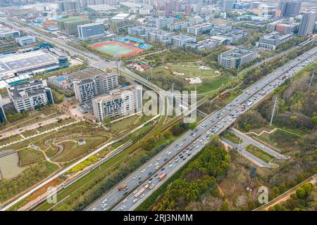 Eine Luftaufnahme einer pulsierenden Stadtlandschaft mit einer Vielzahl von Autobahnen, die sich durch ein geschäftiges Stadtviertel schlängeln Stockfoto