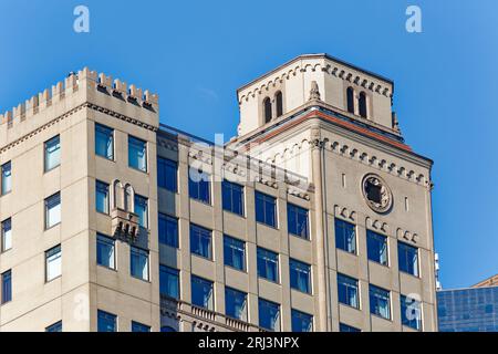 Von Emery Roth entworfene St. Moritz Hotel ist jetzt das Ritz Carlton Hotel und Residences; die oberen Etagen sind jetzt Mehrmillionen-Dollar-Wohnungen. Stockfoto