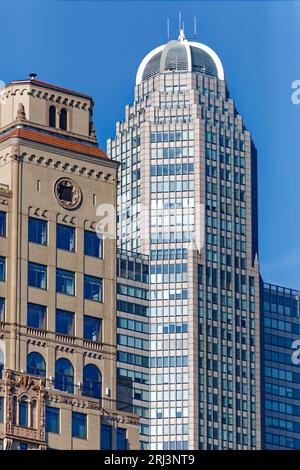 Domed CitySpire ist ein Wolkenkratzer in Midtown Manhattan, das Ritz Carlton Hotel und die Residences befinden sich links im Vordergrund. Stockfoto